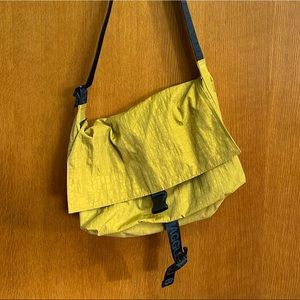 BAGGU messenger bag in okra yellow
